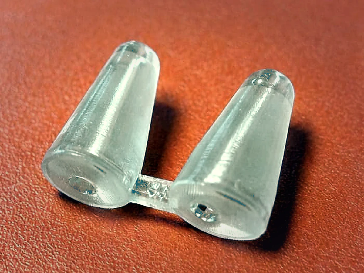 Photo améliorée du prototype AeroCore transparent posé en gros plan